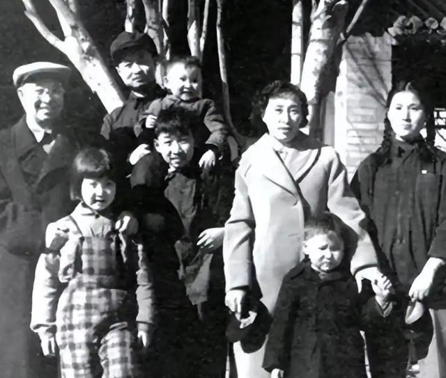 1958年，陈赓的儿媳妇钱如琴第一次来家后，看到开门的竟然是一名身穿便衣，头戴瓜
