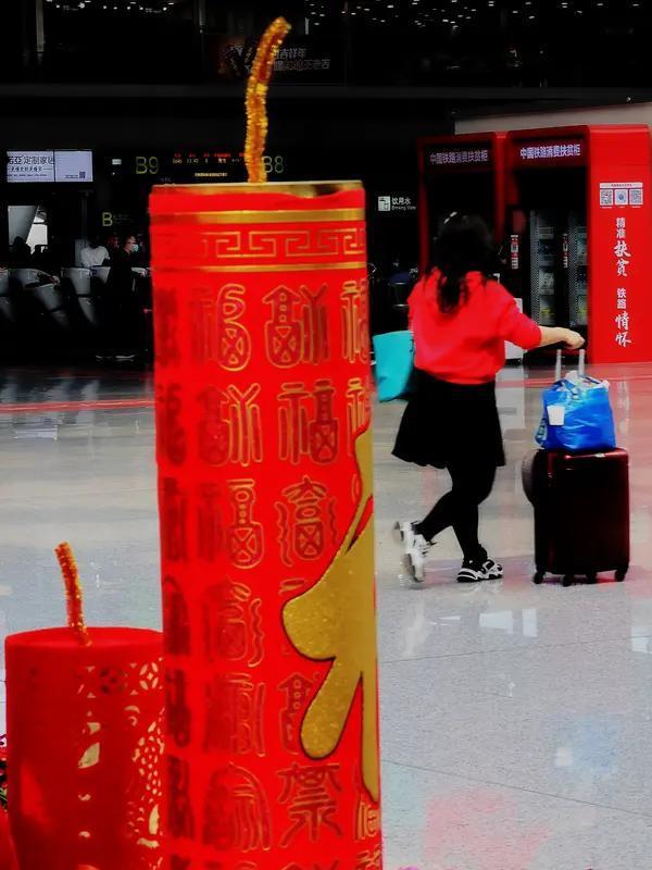 2026年春运第二天，武汉车站这位57岁女工的返乡路太感人了。她月薪2000左右