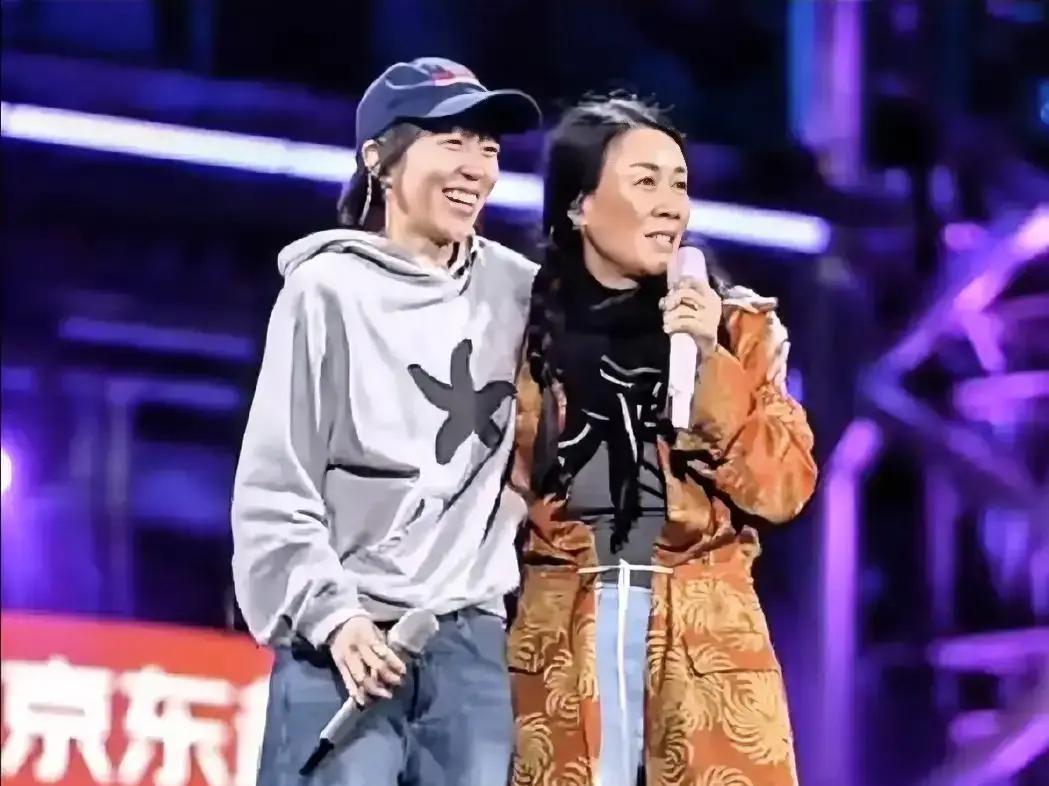 窦靖童一句“阿姨”，炸翻了整个娱乐圈。这哪是没大没小？这分明是内娱最顶级的凡