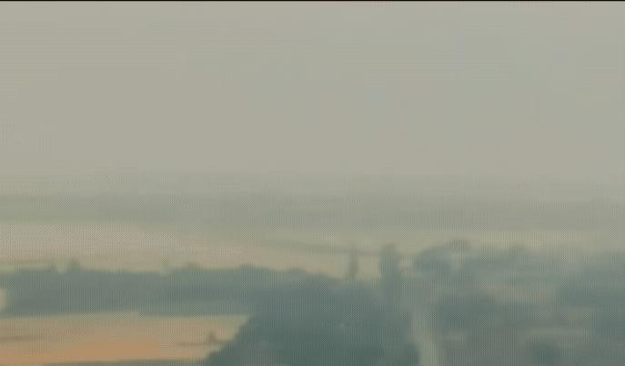 俄军又往乌军阵地据点空投航弹了，在赫尔松方向！一个乌军阵地，遭到俄军四枚Fab-