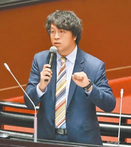 沈伯洋的嚣张气焰终于在新加坡碰壁，这是“台独”分裂行径遭国际社会抵制的必然结果。