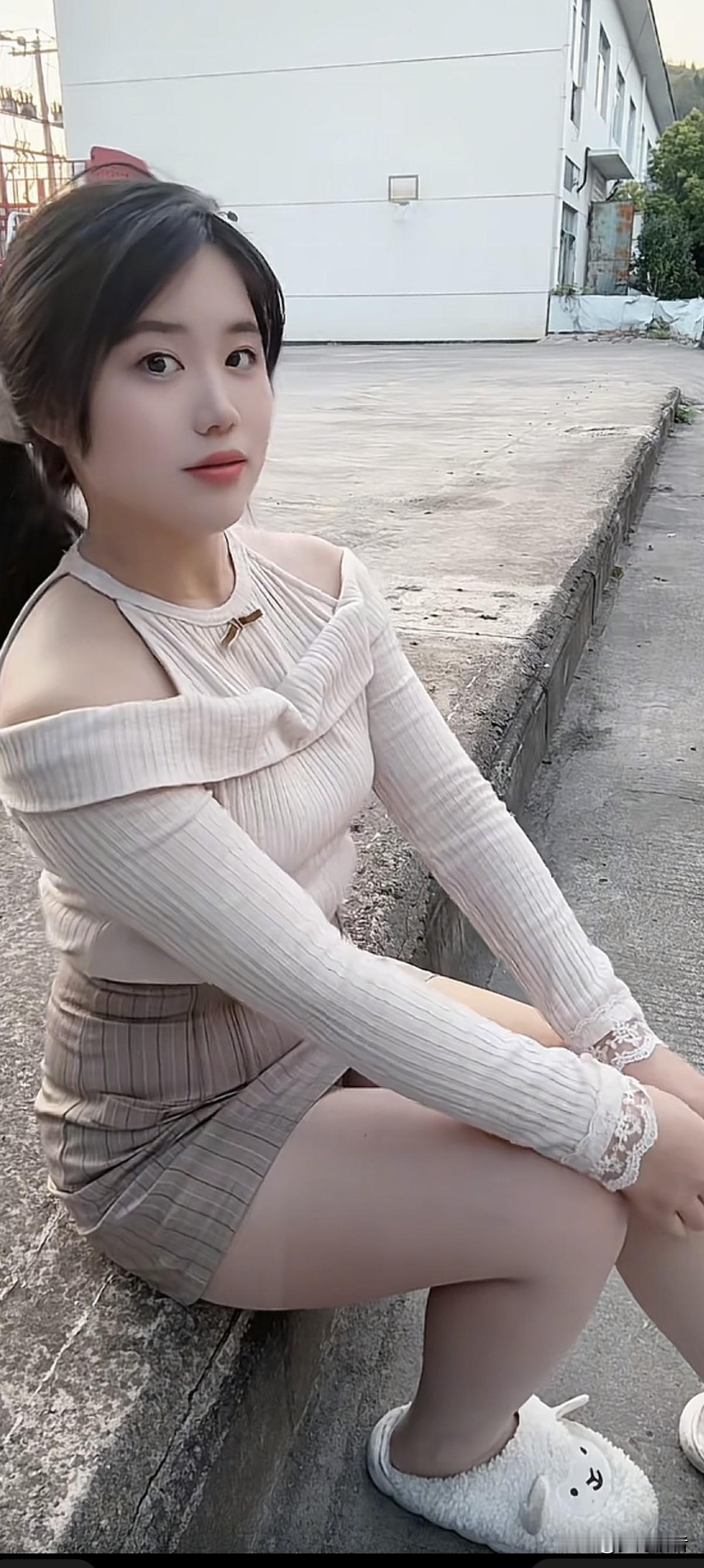 静坐庭前，思绪万千。