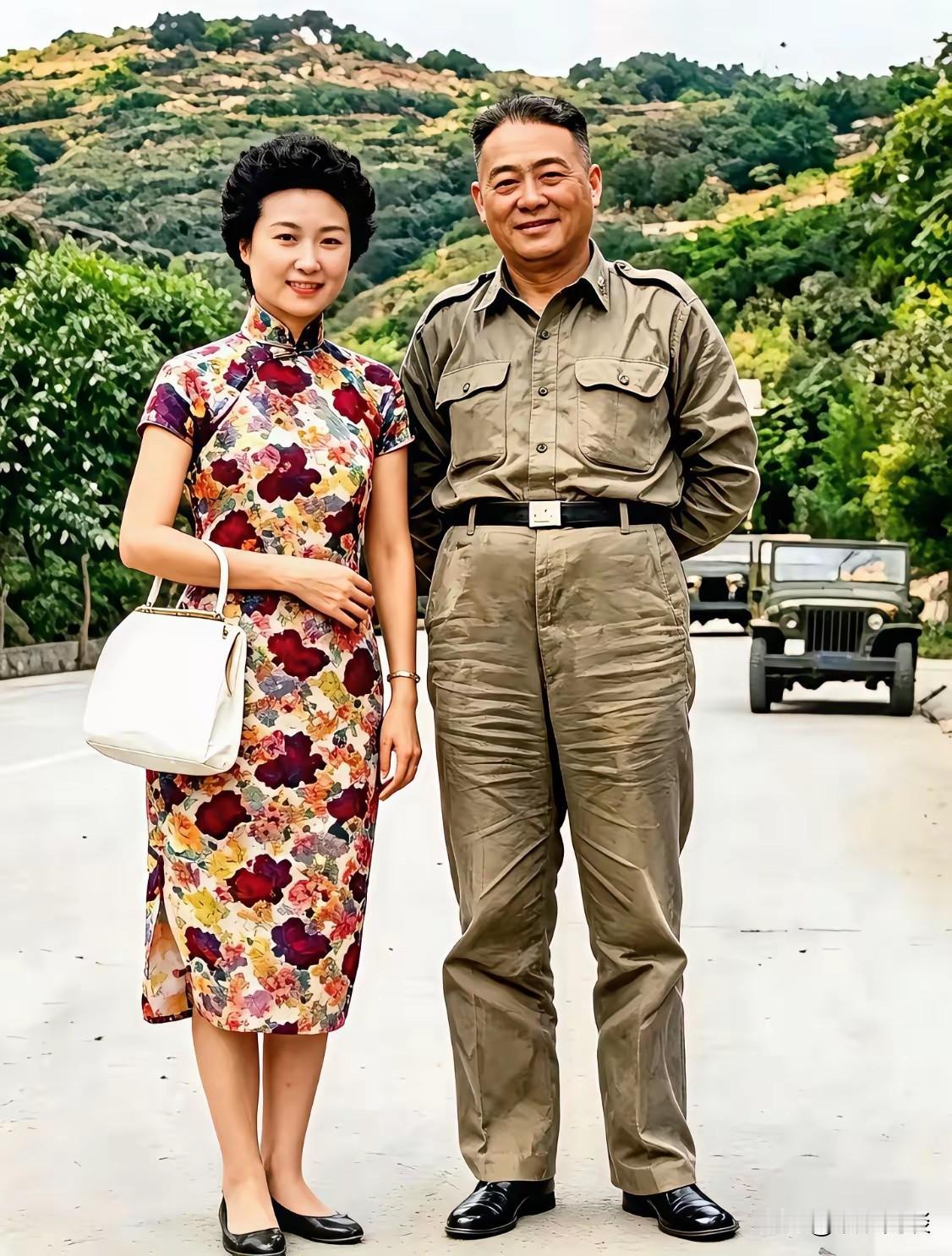 一张1964年的珍贵老照片，旗袍雅致的女士，很多网友都认不出她。她本是京剧名伶，