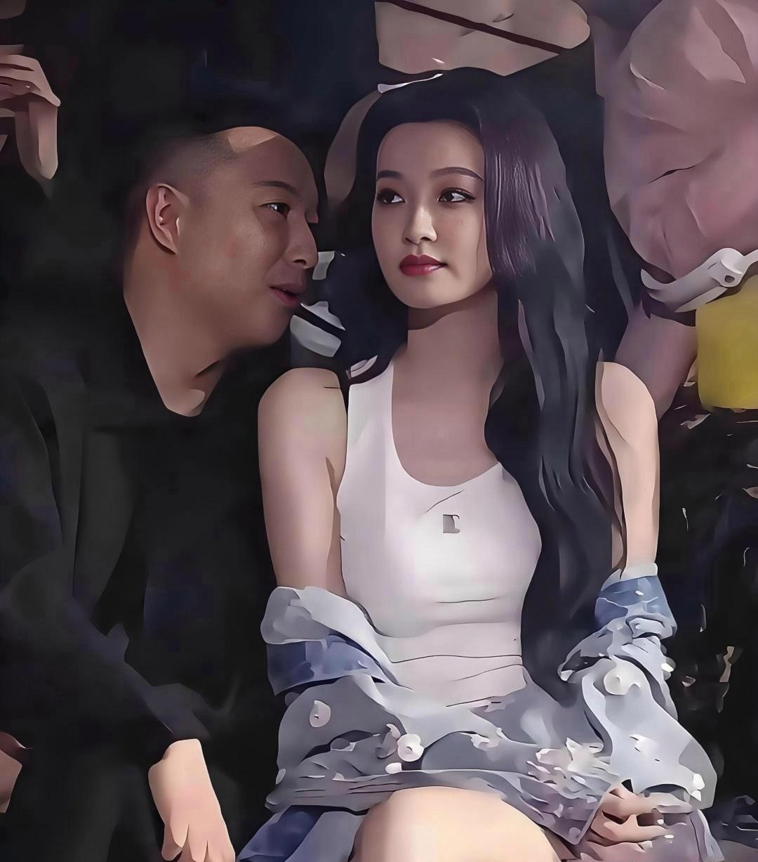 孙怡离婚后为了拍戏资源，还要陪着资方去看秀，镜头里全是藏不住的不情愿，满眼都是无