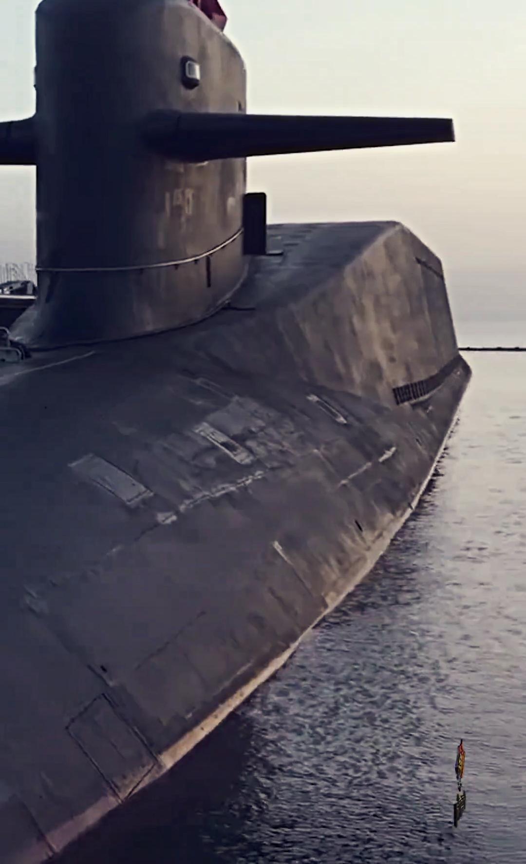 近日，央视报道首次高清公开新一代战略核潜艇内部画面，包括战斗舱室、生活舱室等区域