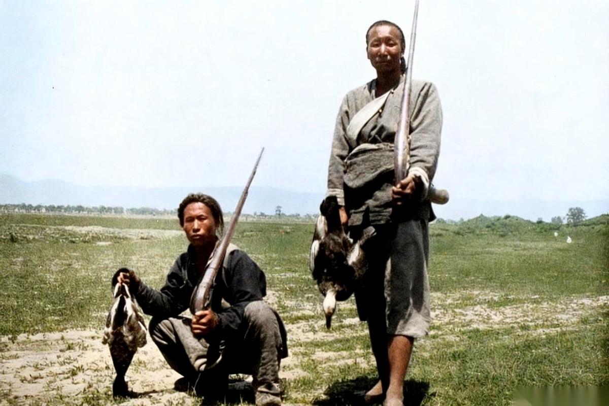 瞅瞅这俩大哥，肩上扛的家伙，手里拎的野味。你以为是职业猎人？错，人家是地地道道