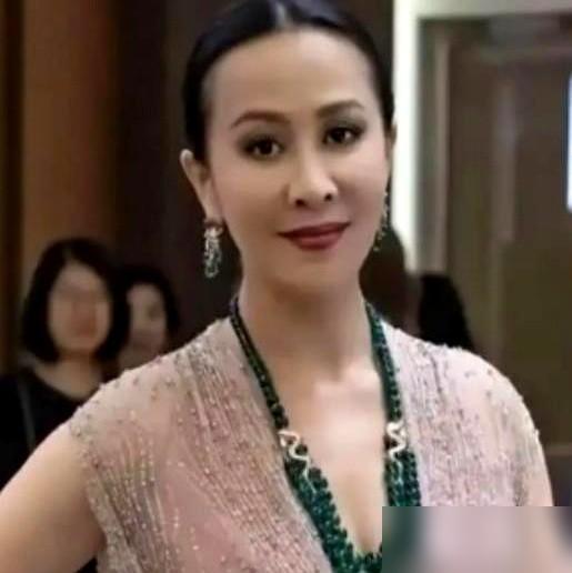 饭桌上，刘嘉玲连抠四五个白煮蛋，把蛋黄全拨进残渣盘里。我前两年跟风减肥刷体脂