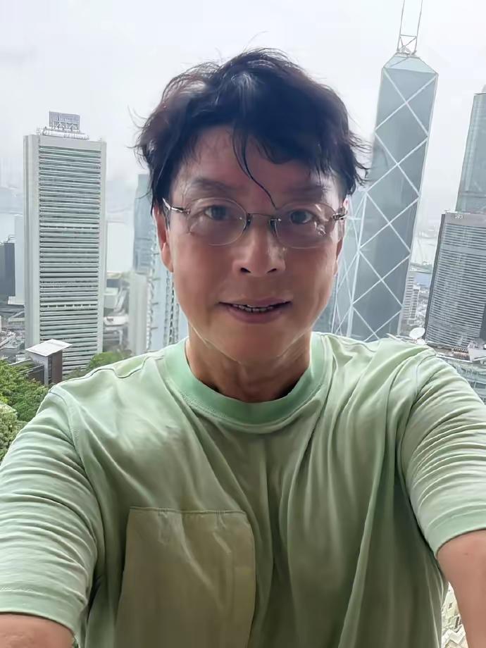 哇塞！谭咏麟这近照是不是也太显年轻了？谭咏麟这状态哪里像七十多岁的人呢，谭咏麟看
