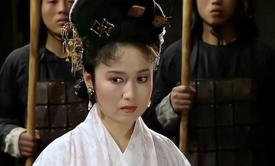 公元198年，曹操遇见了大将军何进的儿媳尹夫人，看着美艳动人的尹夫人，曹操一阵心