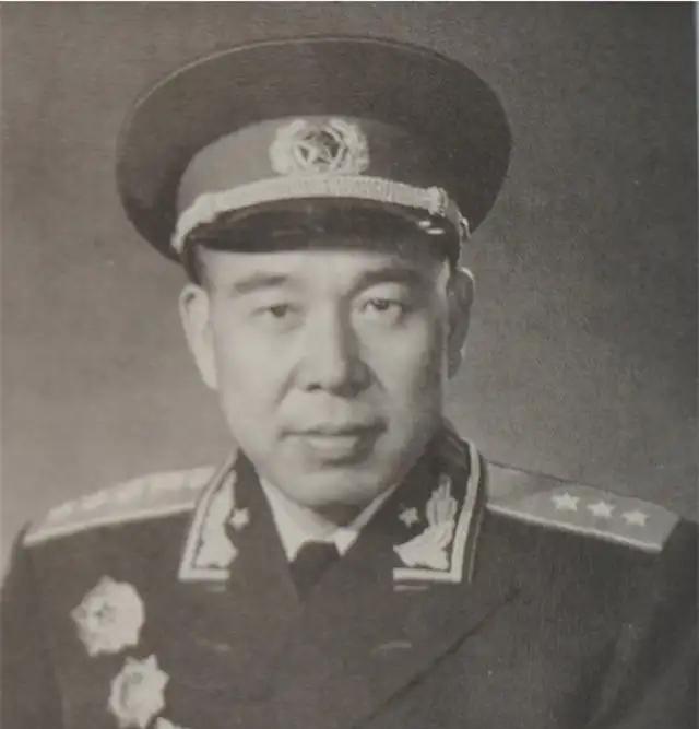 黄永胜任华南军区副司令员时，经常跑到香港去跳舞，罗荣桓大骂：这么大年纪，这么高的