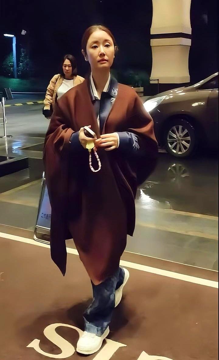 林心如这身打扮，被网友喊“师傅下山”了？有网友发帖吐槽，说林心如这身造型，从