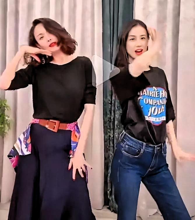 黄圣依变活泼了，有人高兴，有人心酸。程莉莎拉着她闹，让她笑，让她在镜头前大声