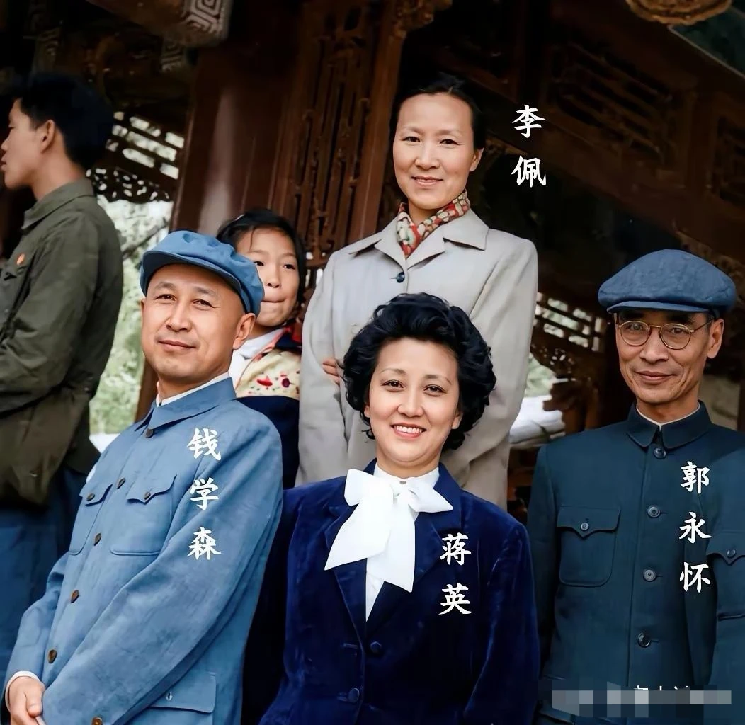 1960年，北京颐和园，钱学森与夫人蒋英及郭永怀夫妇一同游园时的珍贵合影。