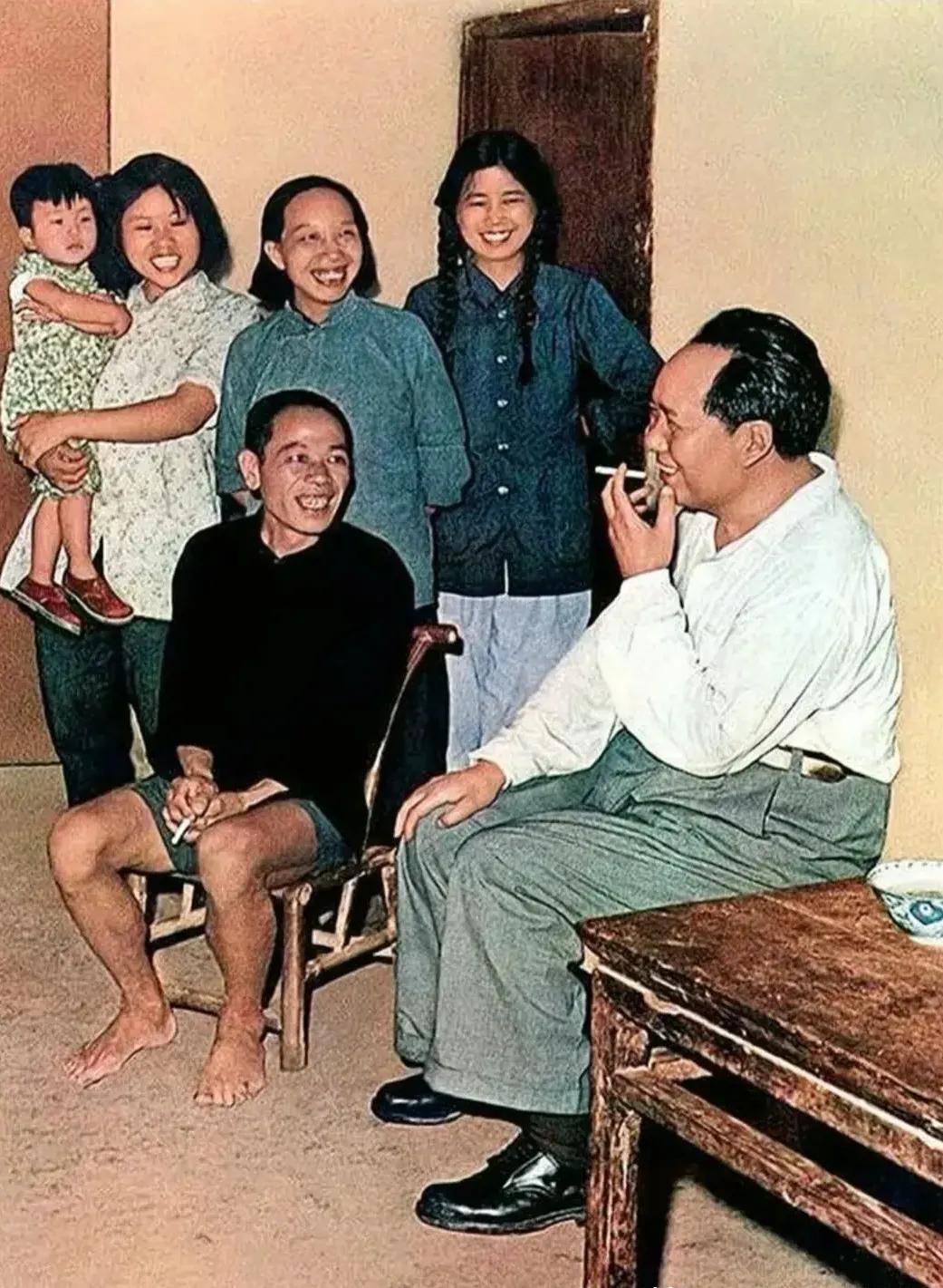 深深乡愁1959年6月25日，毛主席在罗瑞卿等人的陪同下，回到