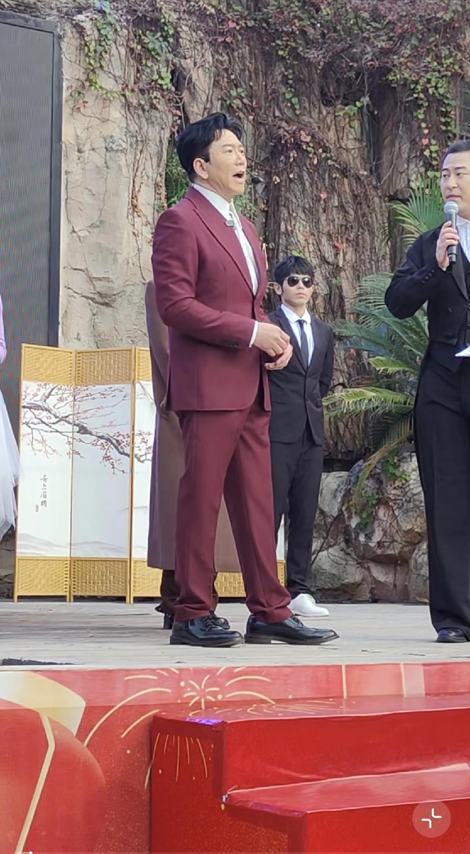 4月15日，温兆伦又来佛山千古情景区了，他成了发胖的油腻大叔，鞋子大一码不合脚，