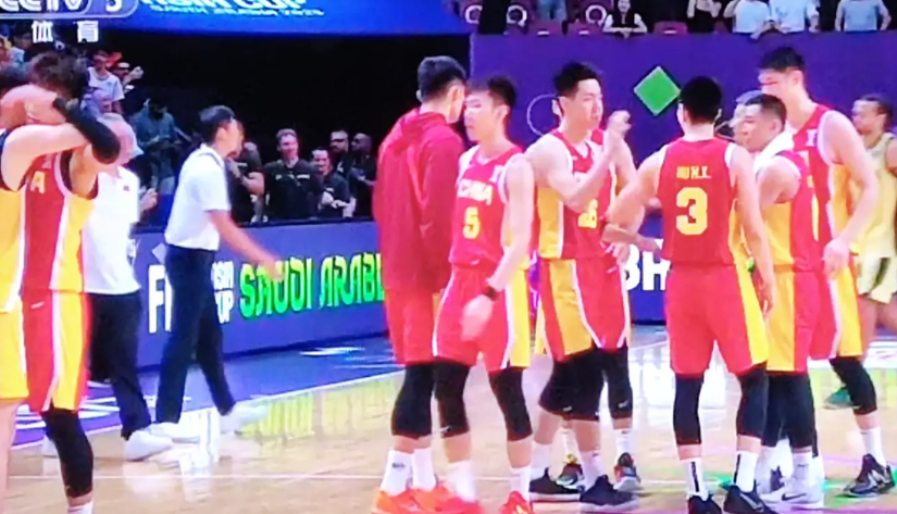 男篮输球，也赢得对手尊重，澳大利亚全队在更衣室门口，专门再次跟中国球员们握手拥抱