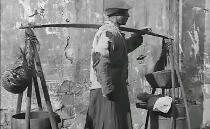 1947年，河南一个货郎花了三块银元从人贩子手里买了个哑巴媳妇。晚上货郎点灯一