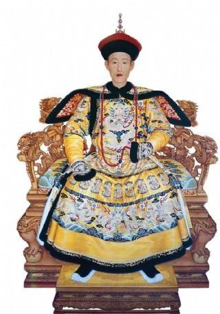 乾隆和嘉庆这爷俩就是相互恶心——乾隆看不上嘉庆，要不是没得选，高低不选这货，类似