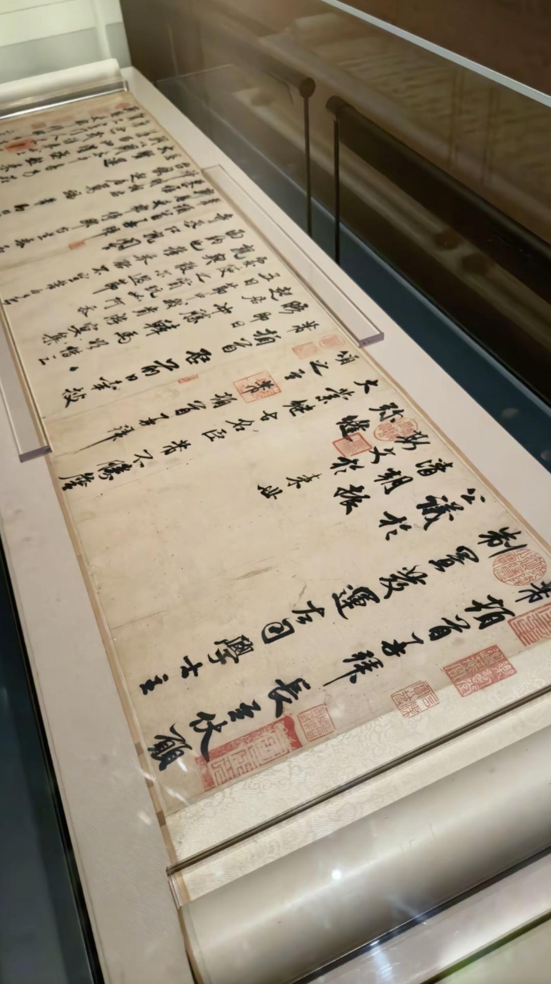 网友质疑，江西博物馆展出的《米芾三札》为假货！江西博物馆称是从故宫博物院借的，