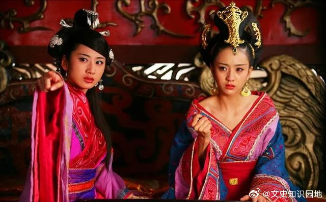 公元前18年，赵飞燕拒绝侍奉皇上，汉成帝怒冲冲直奔其宫闱，破门而入，只见赵飞