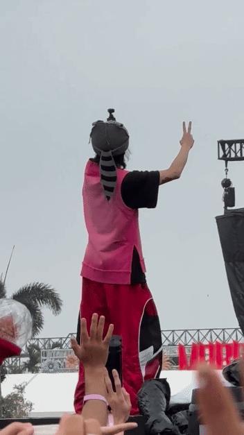 华晨宇突袭上台最令人心跳加速的登场！当华晨宇毫无预兆地出现在舞台上，全场爆发的