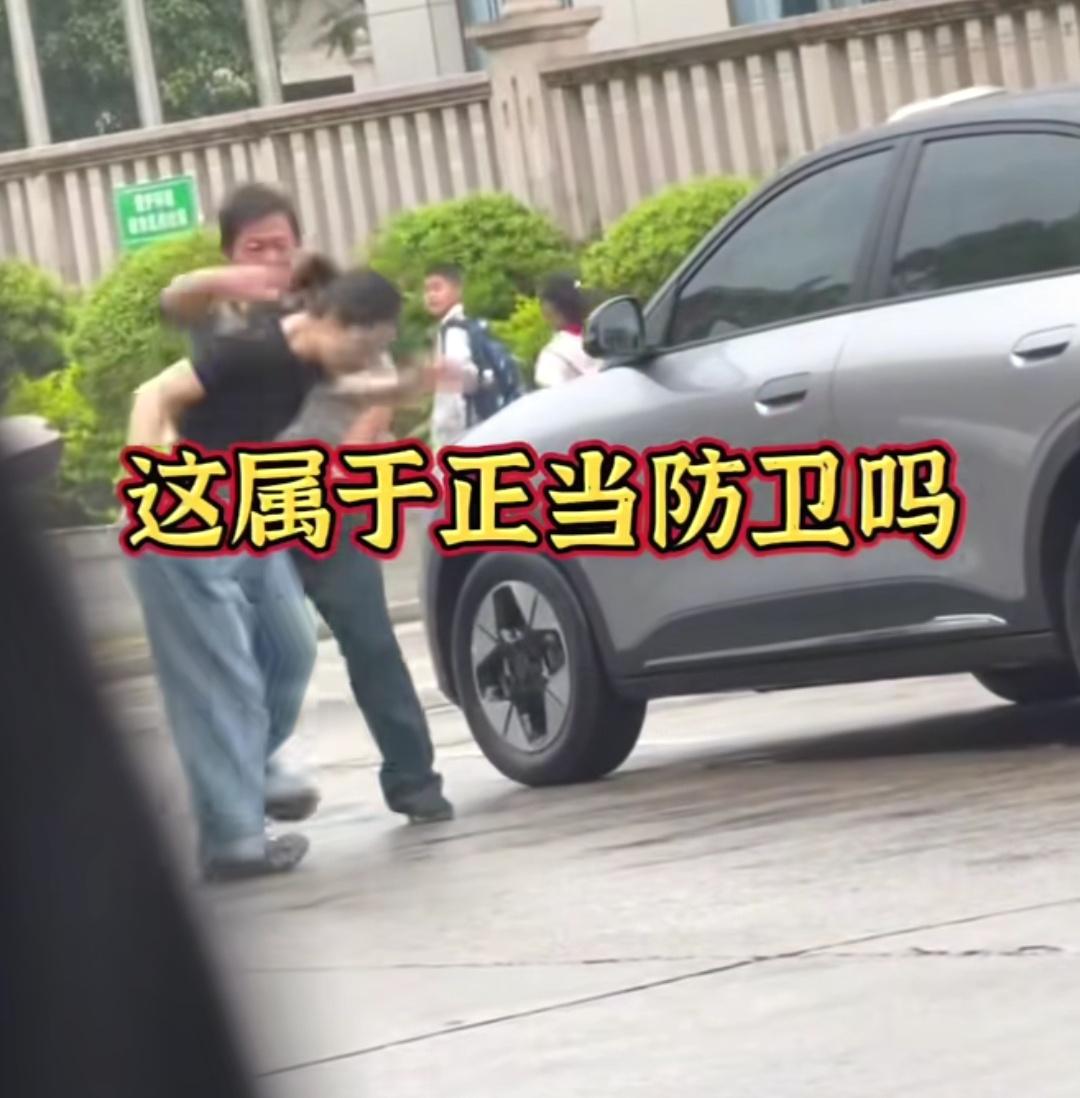 保安打人，正当防卫，还是恶意伤人？女司机脚踢保安、保安狠抽女司机致其耳膜穿孔