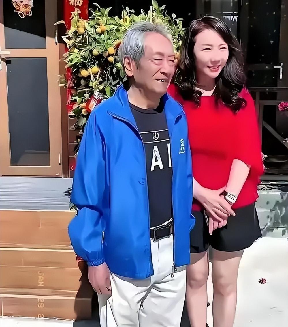 演员王奎荣64岁的时候，27岁性感女演员拍戏时看上了他，这位女演员十分年轻漂亮，