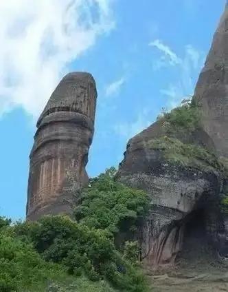 分享你当地的景点山上的观景台能俯瞰整个城市。自然景观也是很神奇，天然形成的可以这