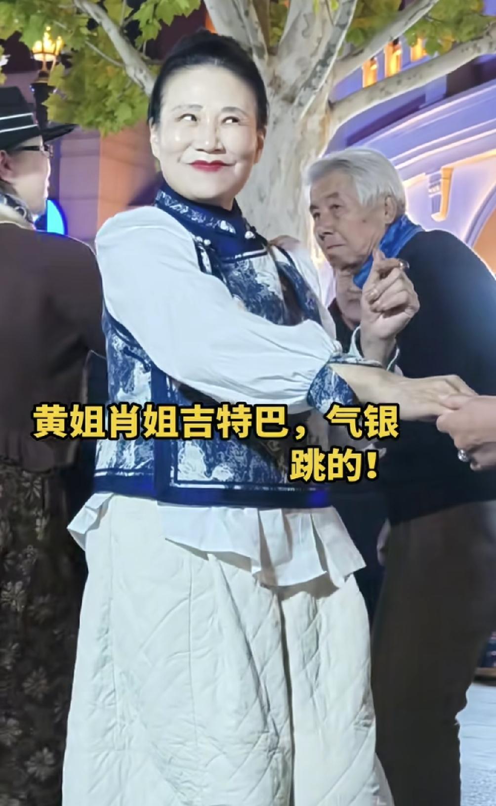 这个阿姨年轻的时候肯定是个万人迷呀！你看她迷人的眼神，虽然是眯眯眼，还总是努力地