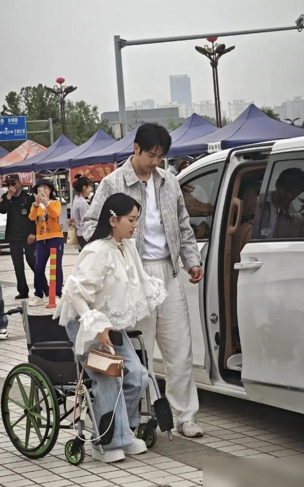 金莎那个小老公，一离开她就跟换了个人，你知道吗？镜头前，他局促到连话都讲不清