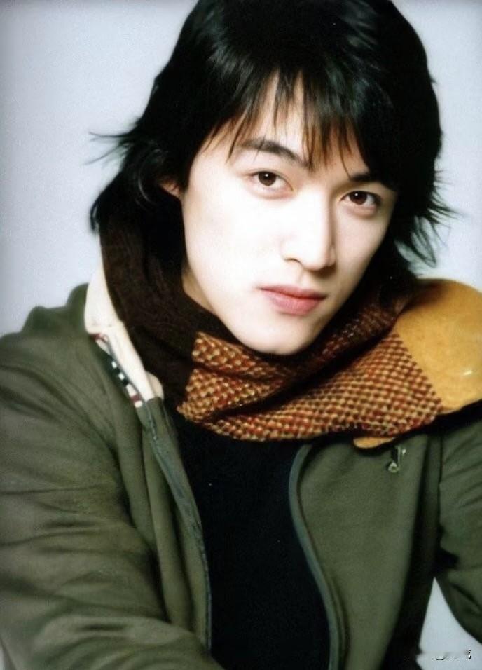 大家觉得胡歌年轻时的颜值如何?年轻时的胡歌，才是内娱少年感天花板，无人能复刻！