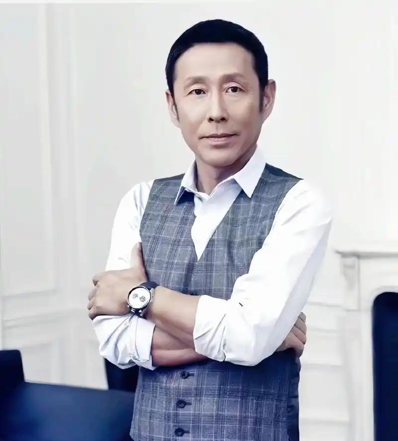 陈道明有段话说得很通透：“和周围人搞好关系的秘诀就是：不分享喜悦，不炫耀成