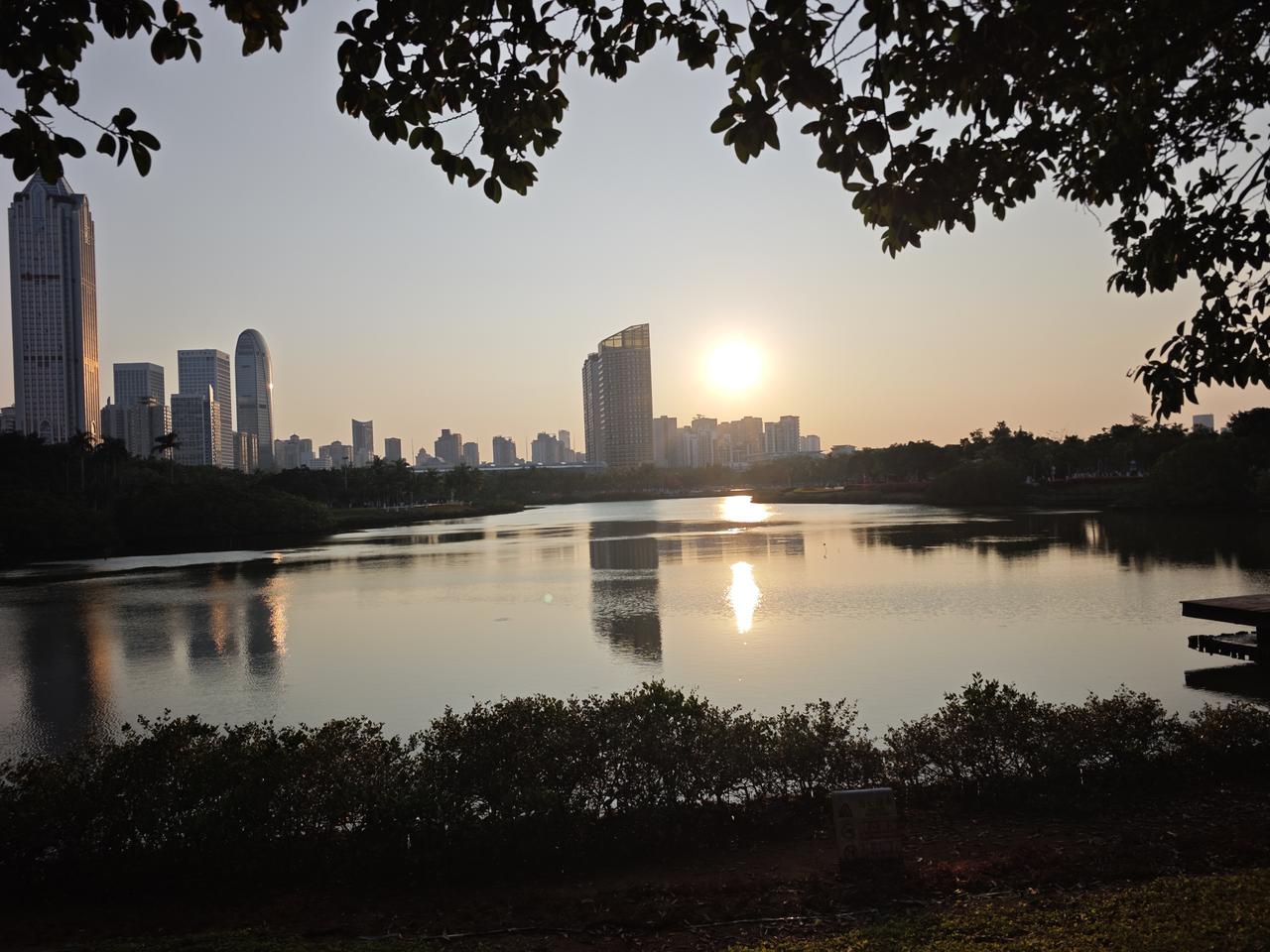 夕阳西下，一片金黄颜色