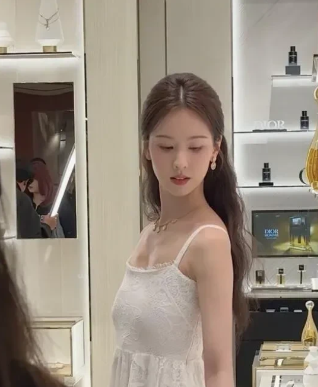 真人非常漂亮。就是身材比例看着不是很协调。
