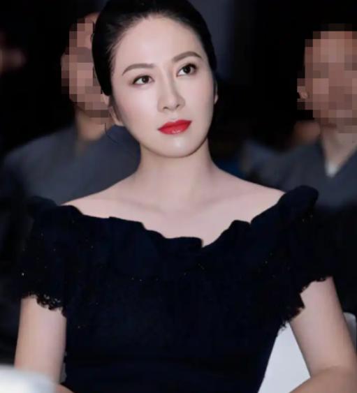 2014年，女演员叶璇在采访中爆出自己的原生家庭：她的母亲18岁便当了妈，却逼她