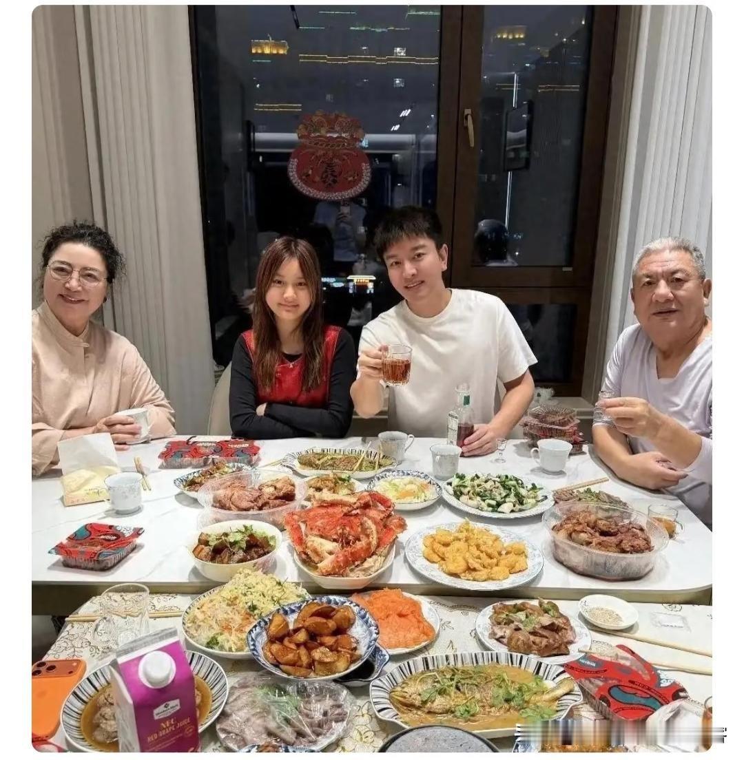 贾乃亮晒年夜饭冲上热搜不是家人的团聚，不是惹眼的帝王蟹，也不是帅气的爸爸，而