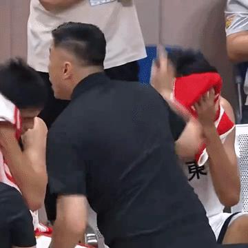 广东全运会男篮和巴西男篮的热身赛！哈哈，徐昕和杜峰吵了起来！深圳队的王浩然这