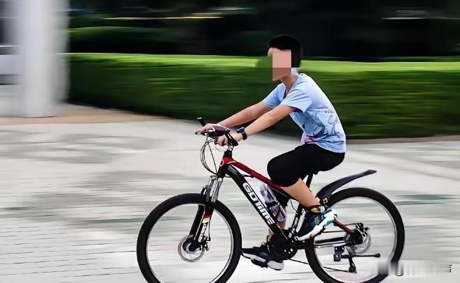 5月14日九派快讯报道，重庆，一名9岁男孩骑走了女孩的自行车，事后虽然把车还到了
