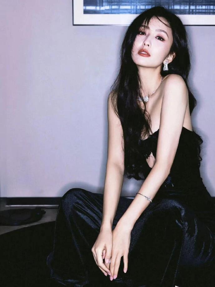 佟丽娅赤足坐地拍大片，低胸绸缎礼服勾勒曲线，气质韵味藏不住！