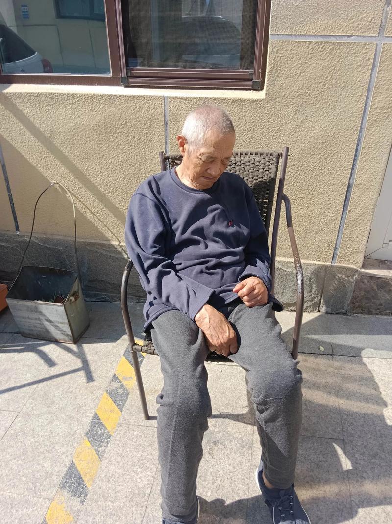 一位养老院的护工说：“老人一旦进入养老院，基本就回不去家了。干我们这行久了，最不