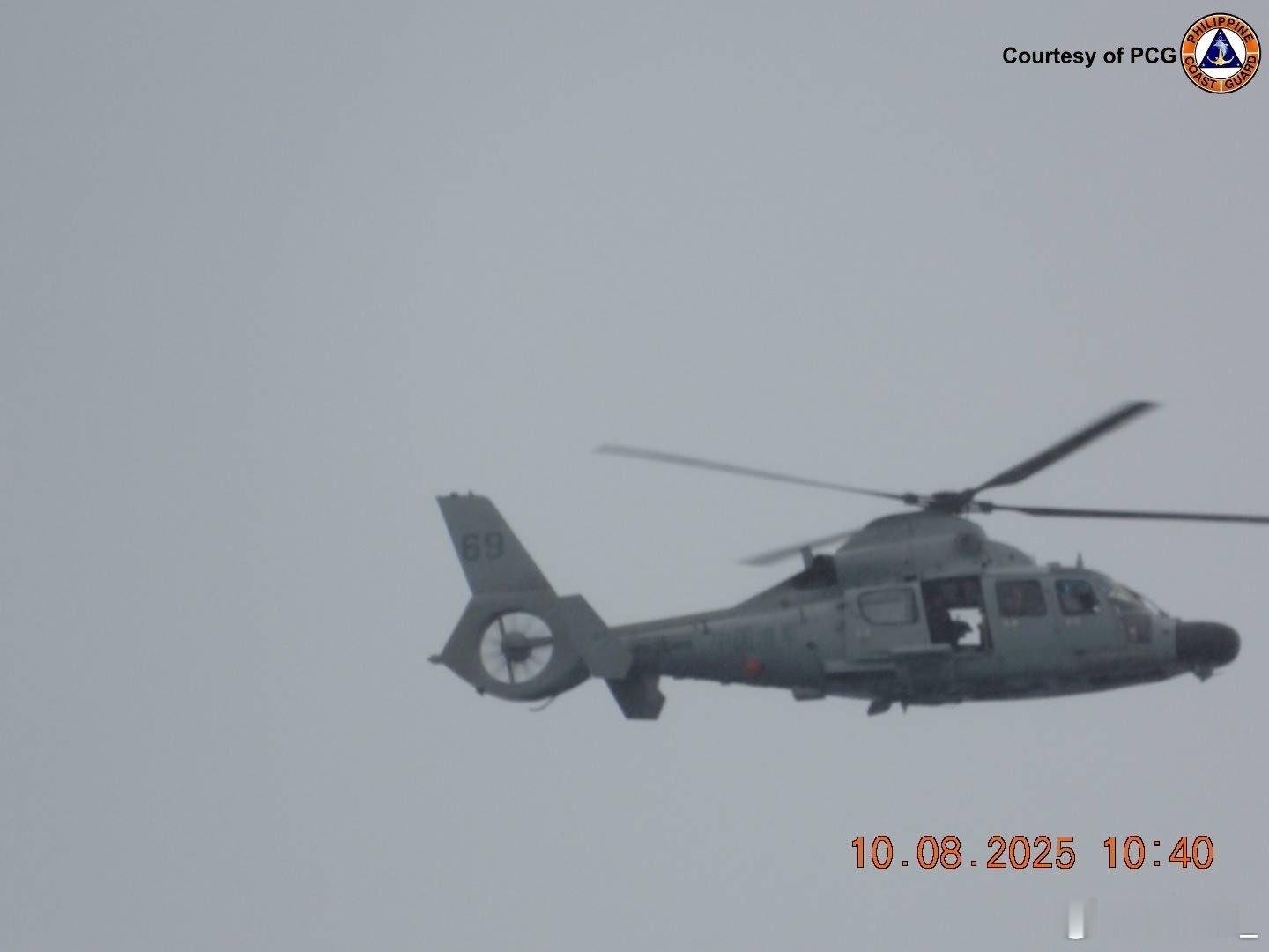 中国海军Z-9F型反潜直升机在仙宾礁方向监视菲船动向。菲船今天的活动均在岛礁外围