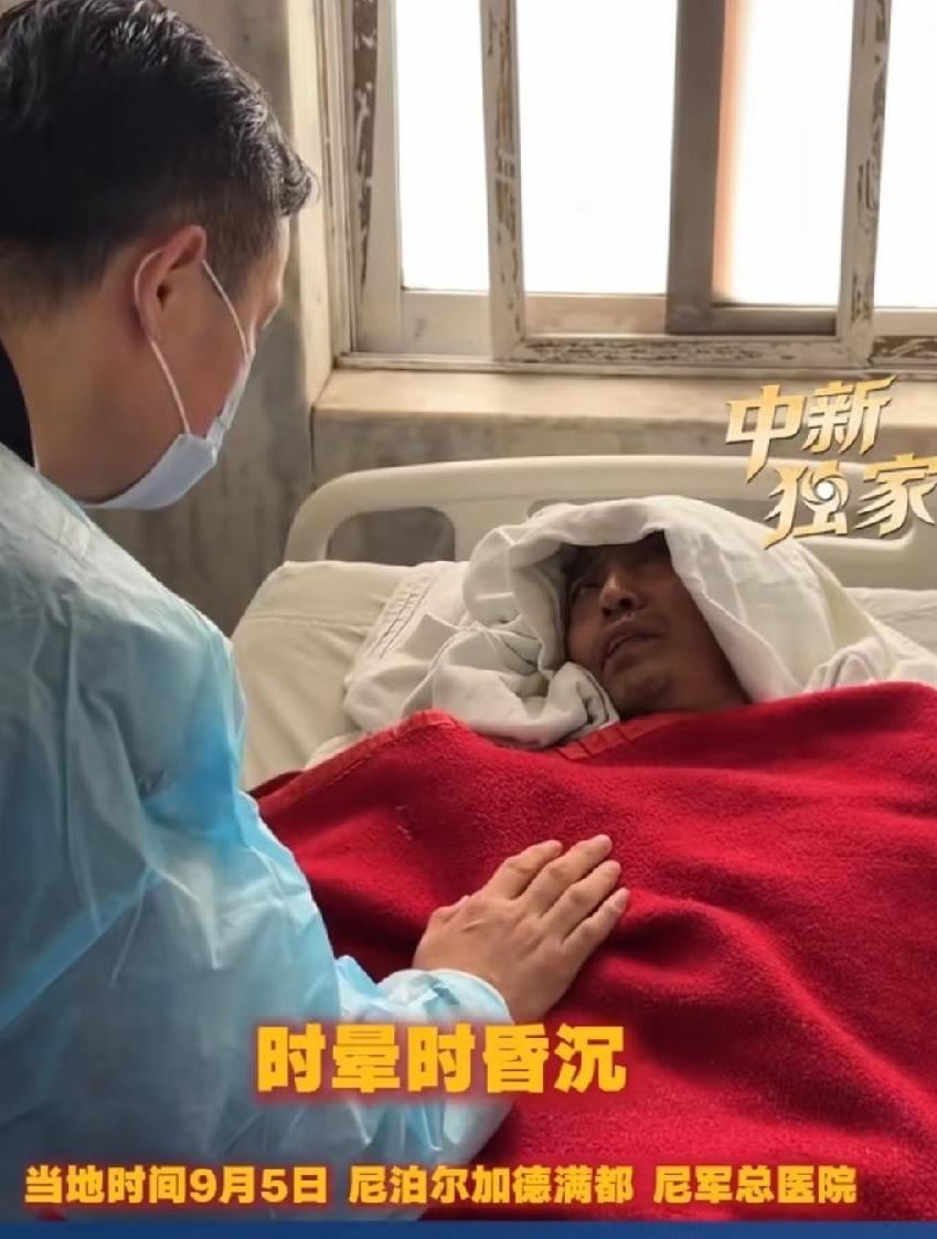 尼泊尔获救中国工人陆海涛。躺在军医院病床上，看着暖和舒服多了！只露出一张脸，