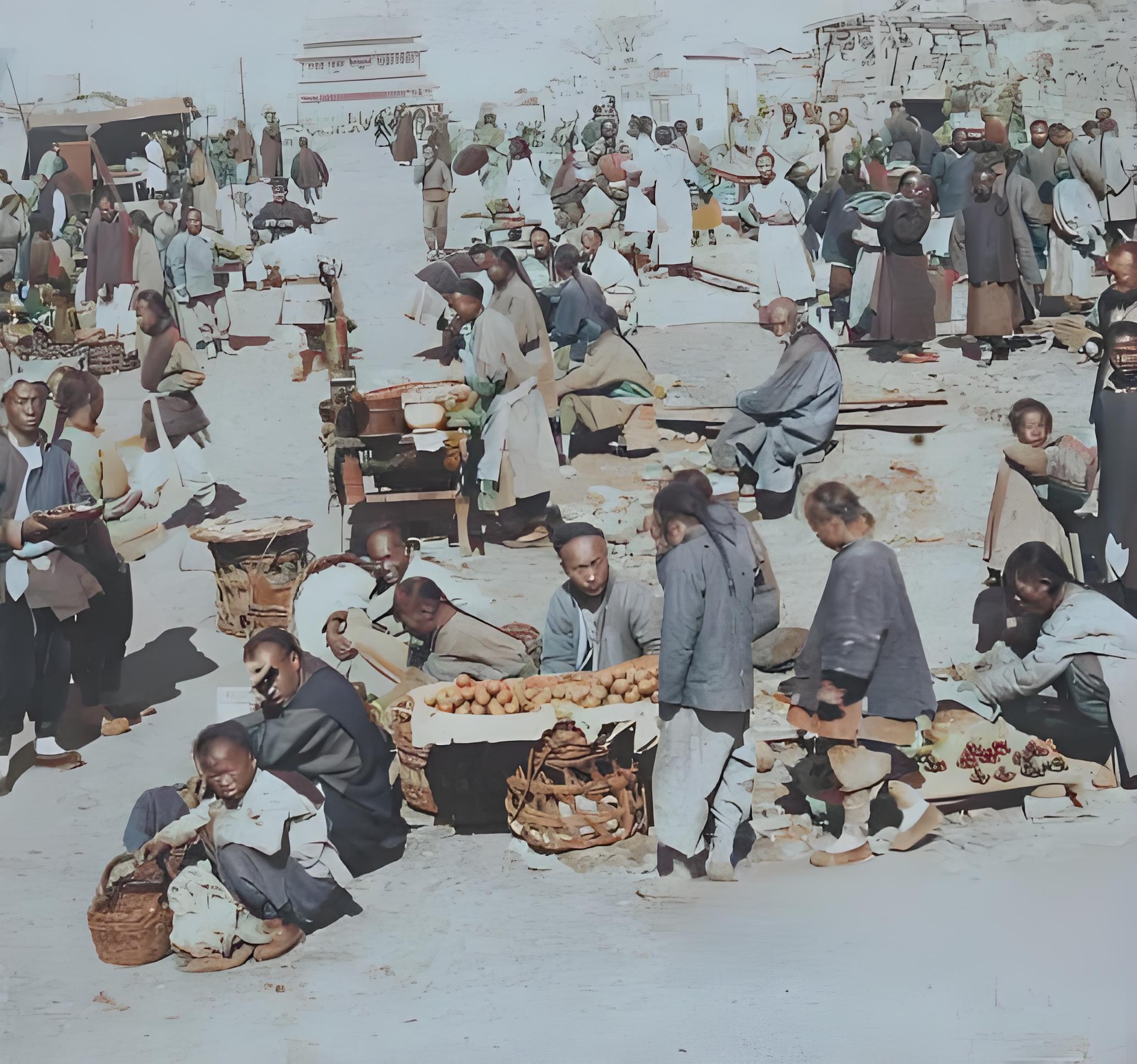 这是晚清时期民间集市场景。画面中，人们穿着传统服饰，在开阔场地摆摊交易，有卖蔬果