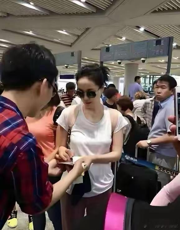 王菲机场被偶遇抓拍，这状态太无敌了，难怪谢霆锋爱的这么深情，质疑谢霆锋，理解谢霆