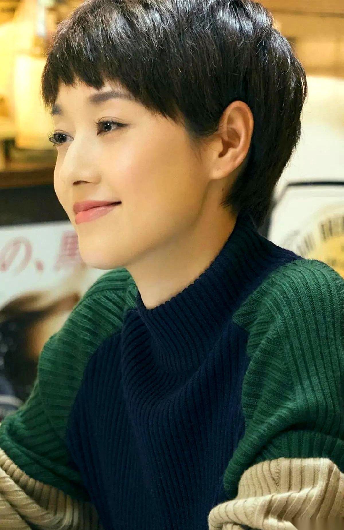 你能想象吗？一个当妈的，去见亲生闺女，居然要乔装打扮得连闺女都认不出她。就为了