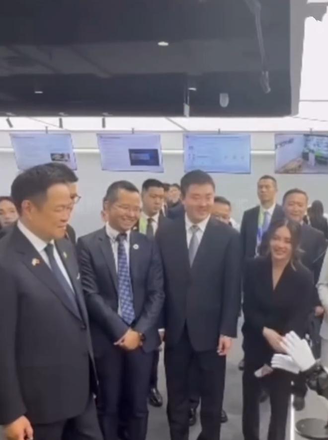 泰国总理阿努廷在上海第二天，带着访华团参观AGIBOT机器人展示，80后夫人也来
