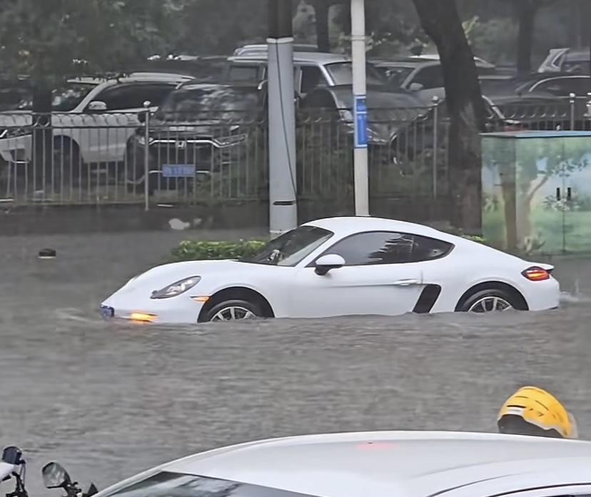 5月22日武汉暴雨，被水泡了的保时捷，它一边往前开，路边的人一边尖叫，最后这台保
