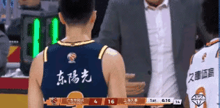 徐杰三分被盖，胡明轩上空篮不进，杜峰愤怒骂人。这就是这场惨败的缩影了，按理来说