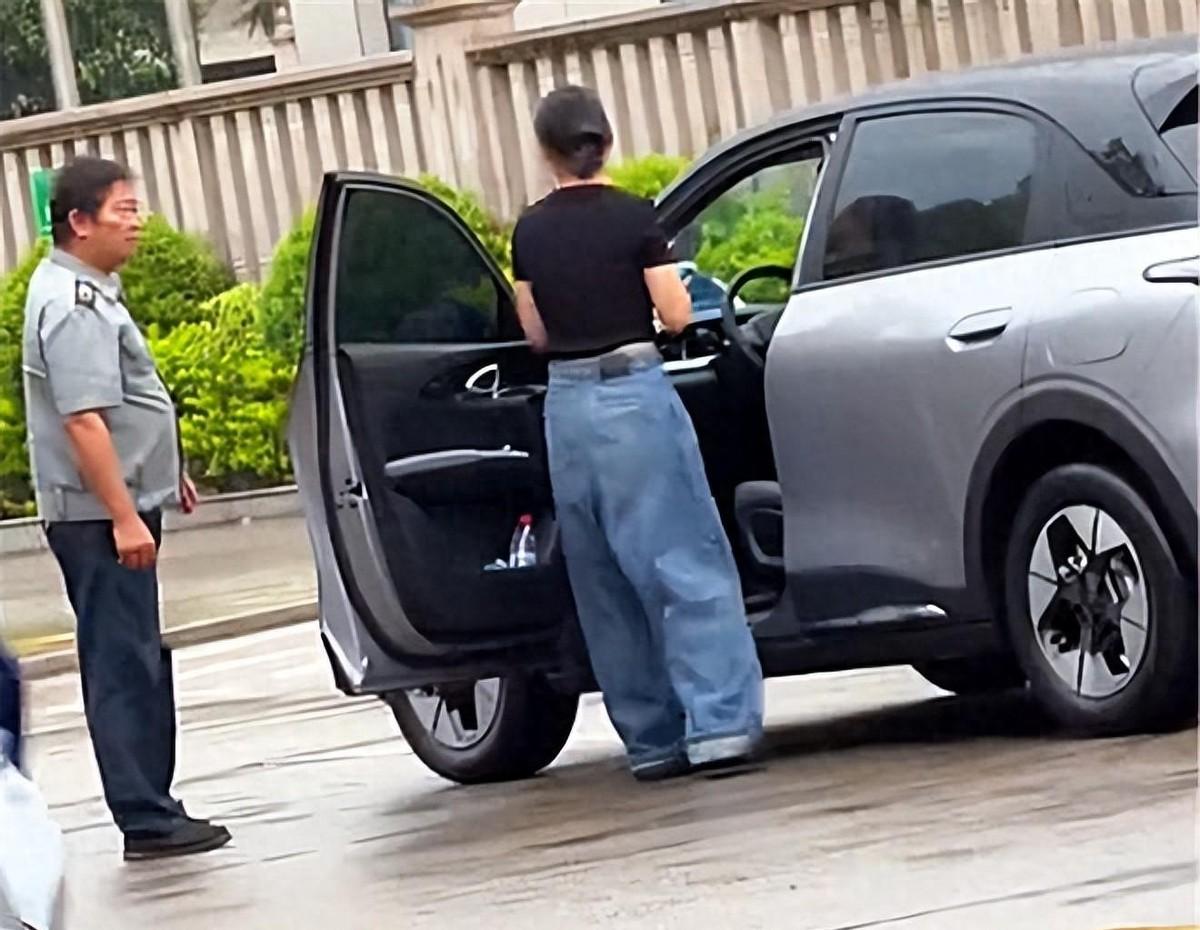 天狂必有雨，人狂必有祸，一个耳光的代价，这次可能是一辈子的铁窗泪！谁能想到，接送