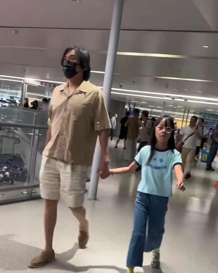 伊能静秦昊一家度假归来，9岁的米粒正脸照曝光，又高又瘦长得很像奶奶伊能静和秦昊